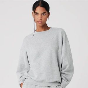 Alo Yoga Accolade Crewneck in color Athletic Heather Grey 🩶